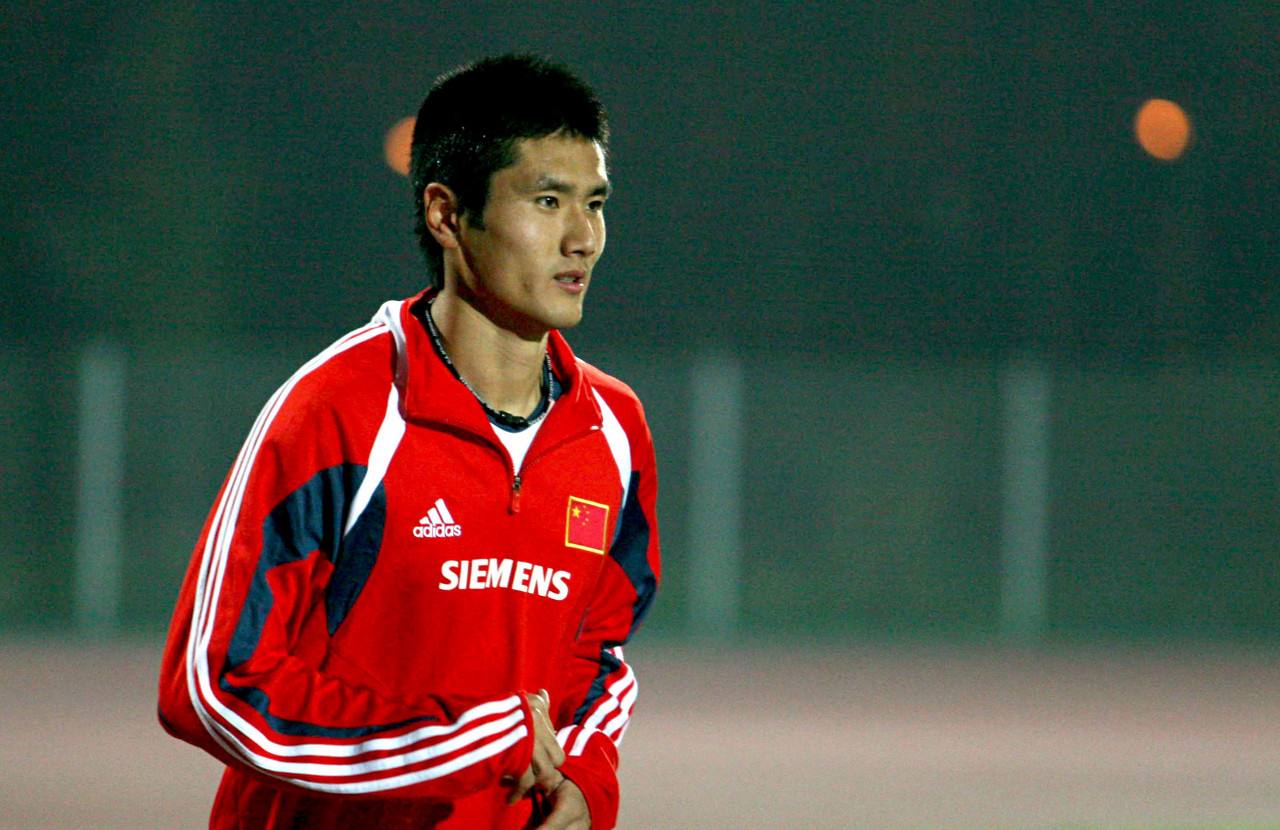 中国足球运动员有哪些留洋(盘点曾在主流顶级联赛留洋的中国球员，谁的成就更大？)