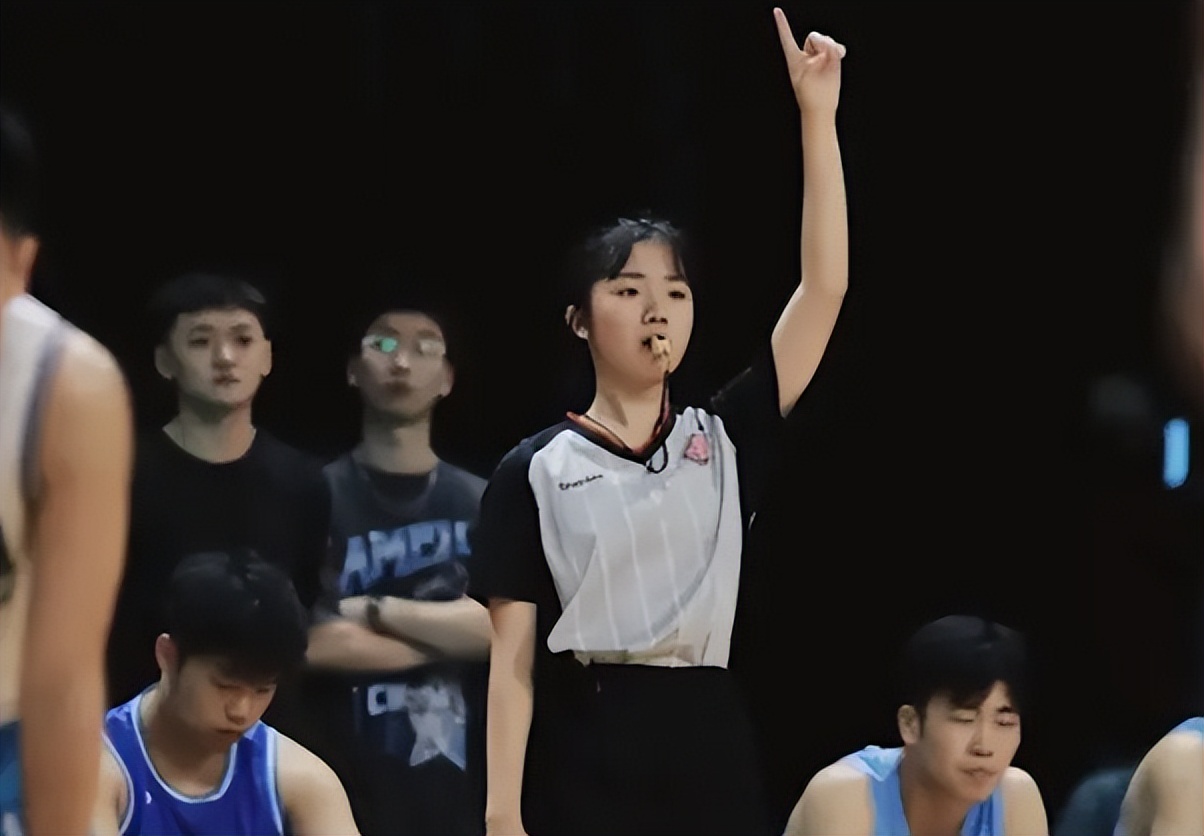 女子篮球基础教学视频(杭州高校女生担任篮球赛裁判员，表现惊艳又美又飒，评论区却酸了)
