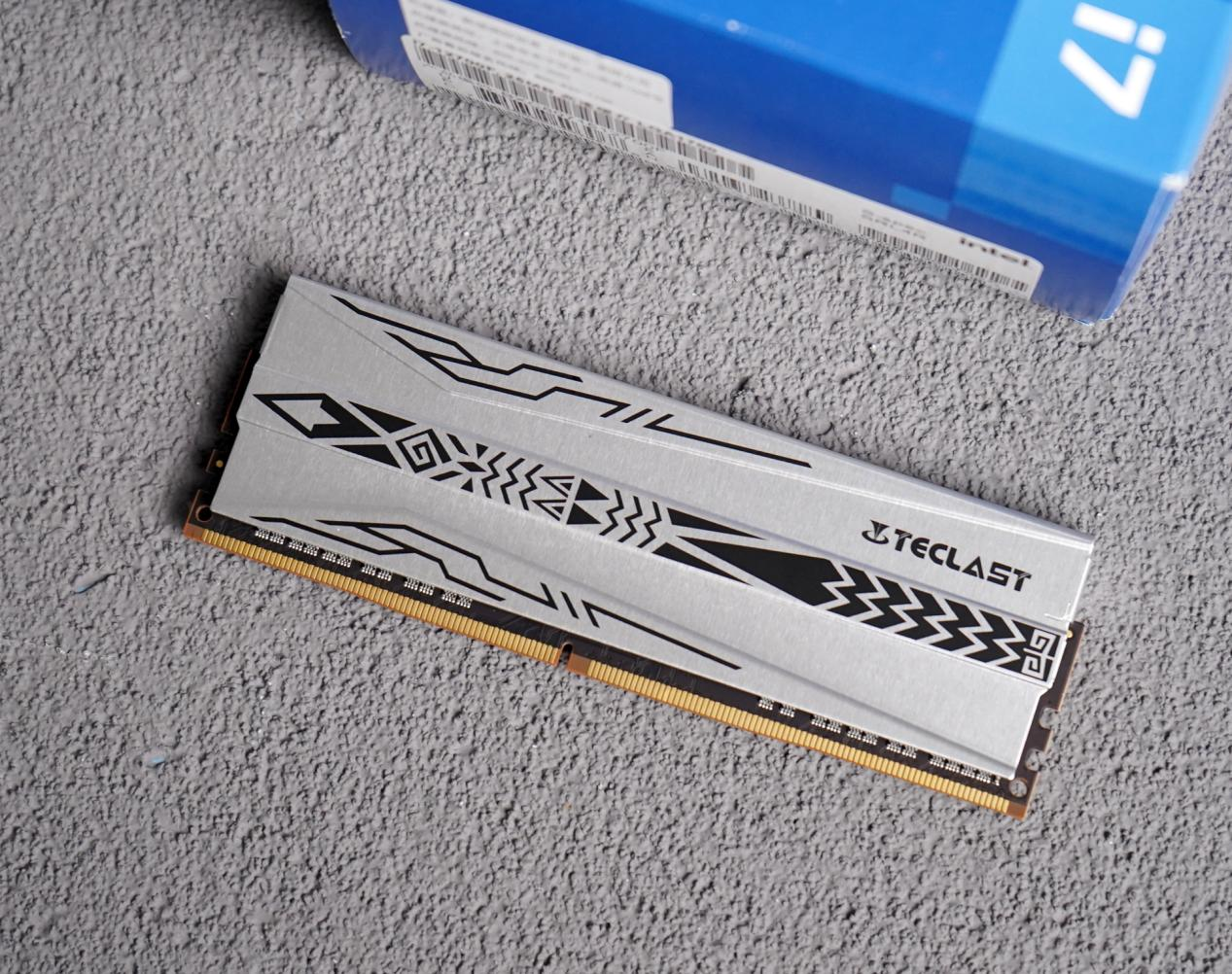 新的内存价格屠夫来了(台电极光DDR4-2666内存评测：原厂颗粒，价格还挺香)