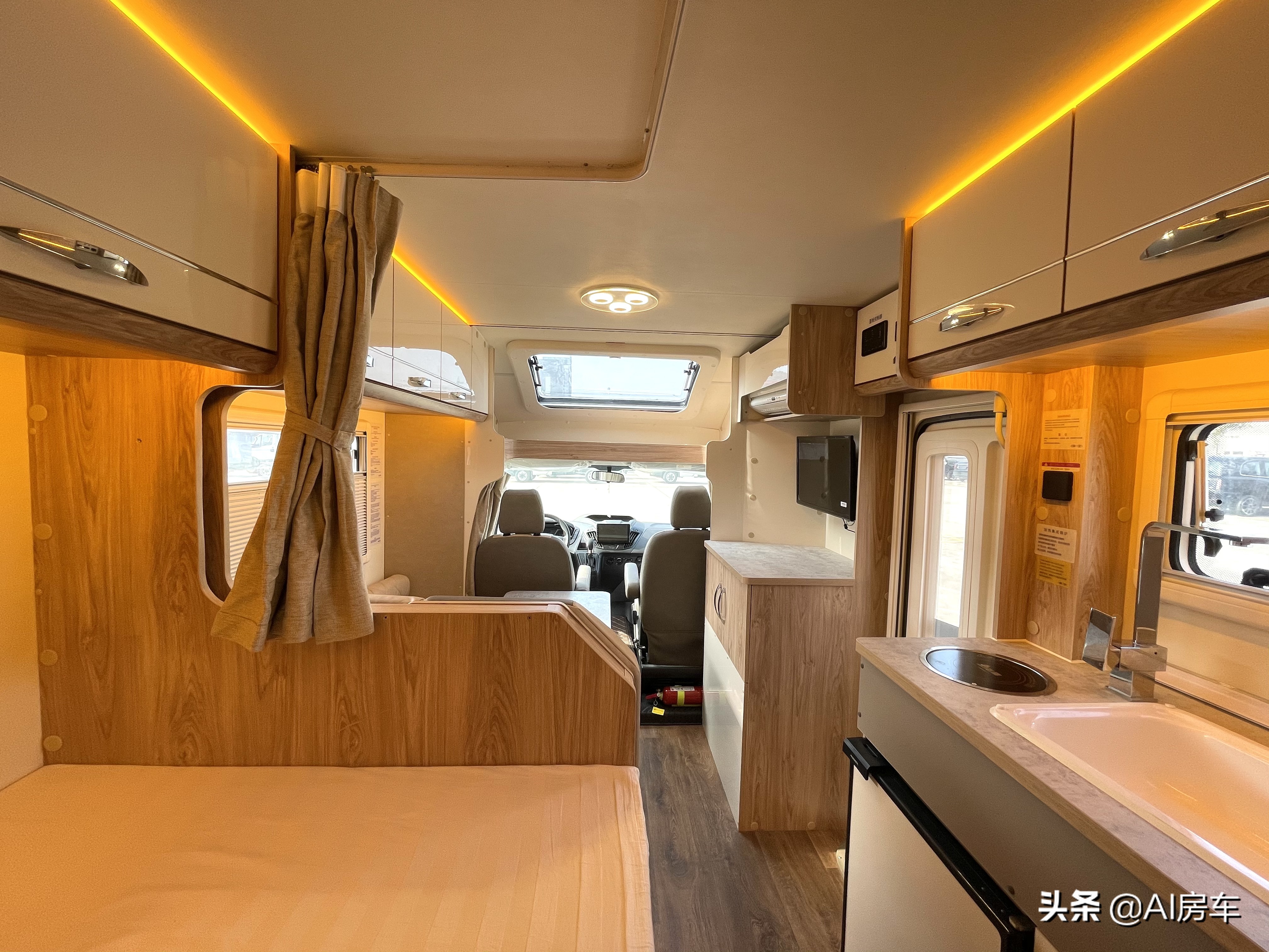 60后代步自驾游开啥车福特20t小房车来啦吃住车里太轻松