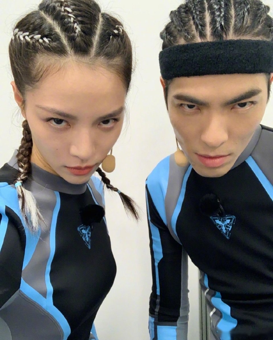 冯小刚捧红,成龙,洪金宝就轮番等着捧,年纪轻轻就被大佬钟爱