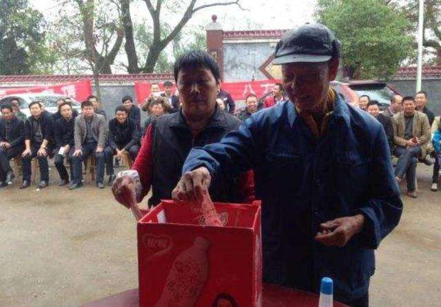 1980年，农村娃考上北大全村凑路费，38年后每户获赠一栋别墅