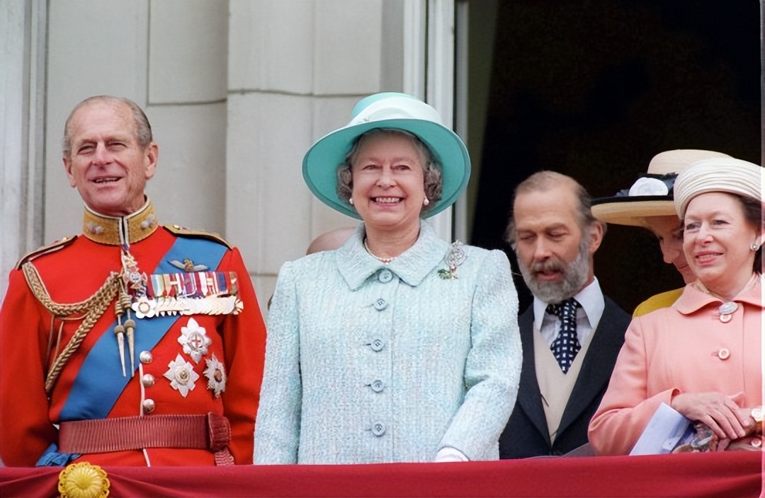 恭喜德比小将赞扎拉(令人泪目！英国伊丽莎白二世女王生命中的96年都藏在了96张照片里)