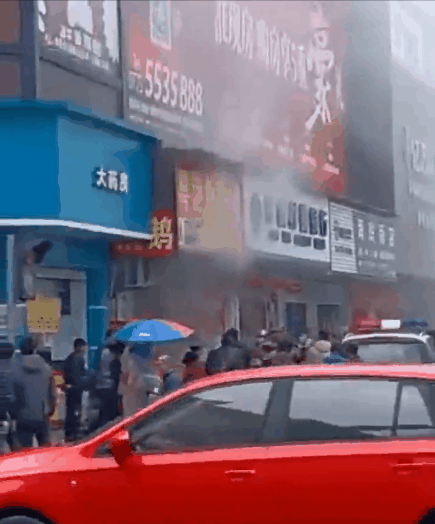 玉林一店铺爆燃，火球爆出三人受伤，为何每次都是爆燃不是爆炸？