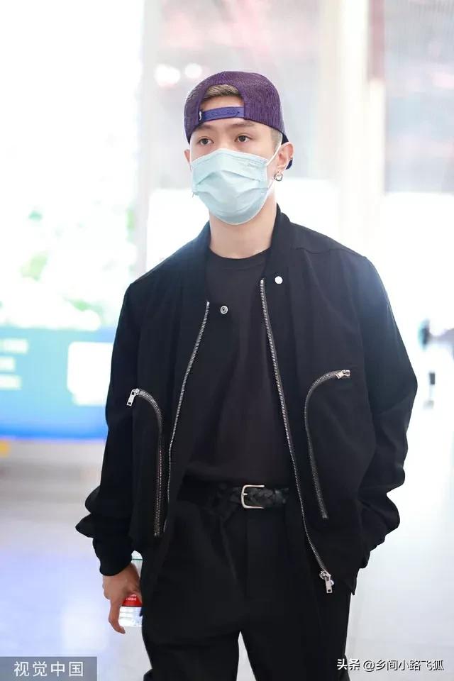 马伯骞穿棒球服现身机场 反戴帽子街头潮男范十足
