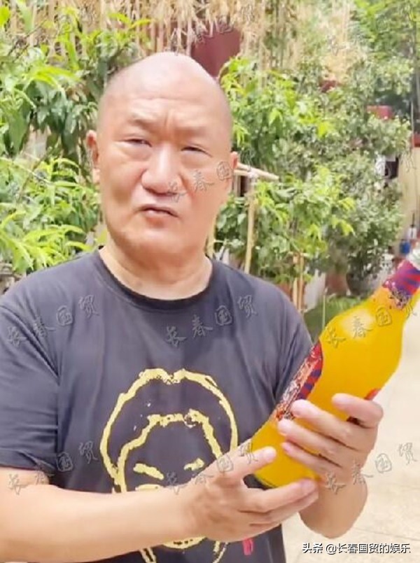 59岁歌手谢东近照曝光，光头发福变化大与昔日判若两人