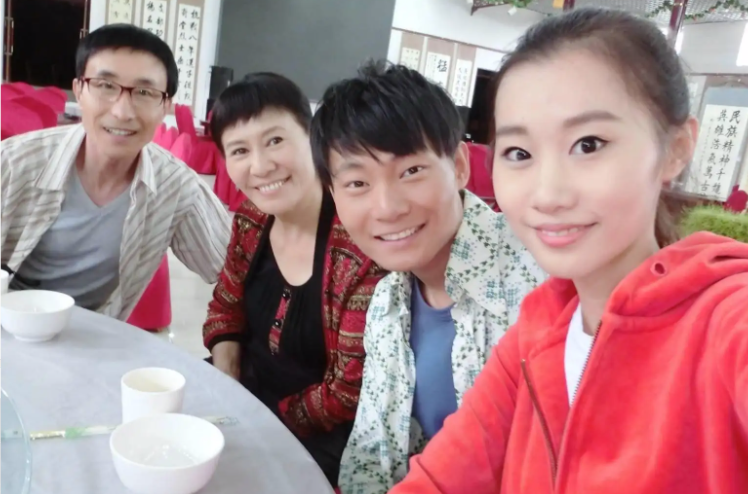 从美国学成归来后,也进入演艺圈闯荡,虽然成就比不上巩汉林,但也凭借