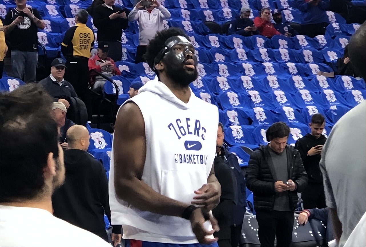 恩比德伤愈回归首发出战猛龙（恩比德洛瑞今日复出！大帝戴灰色面具出战 里弗斯：时刻监控状态）-趣拿体育