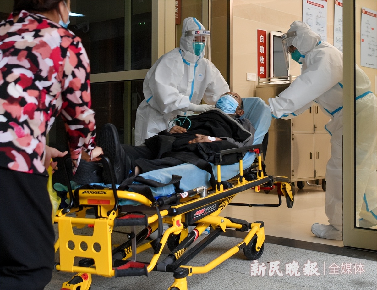 直击华山医院急诊科：梧桐树下蓝色灯光不停闪烁 急诊量已近平日八九成