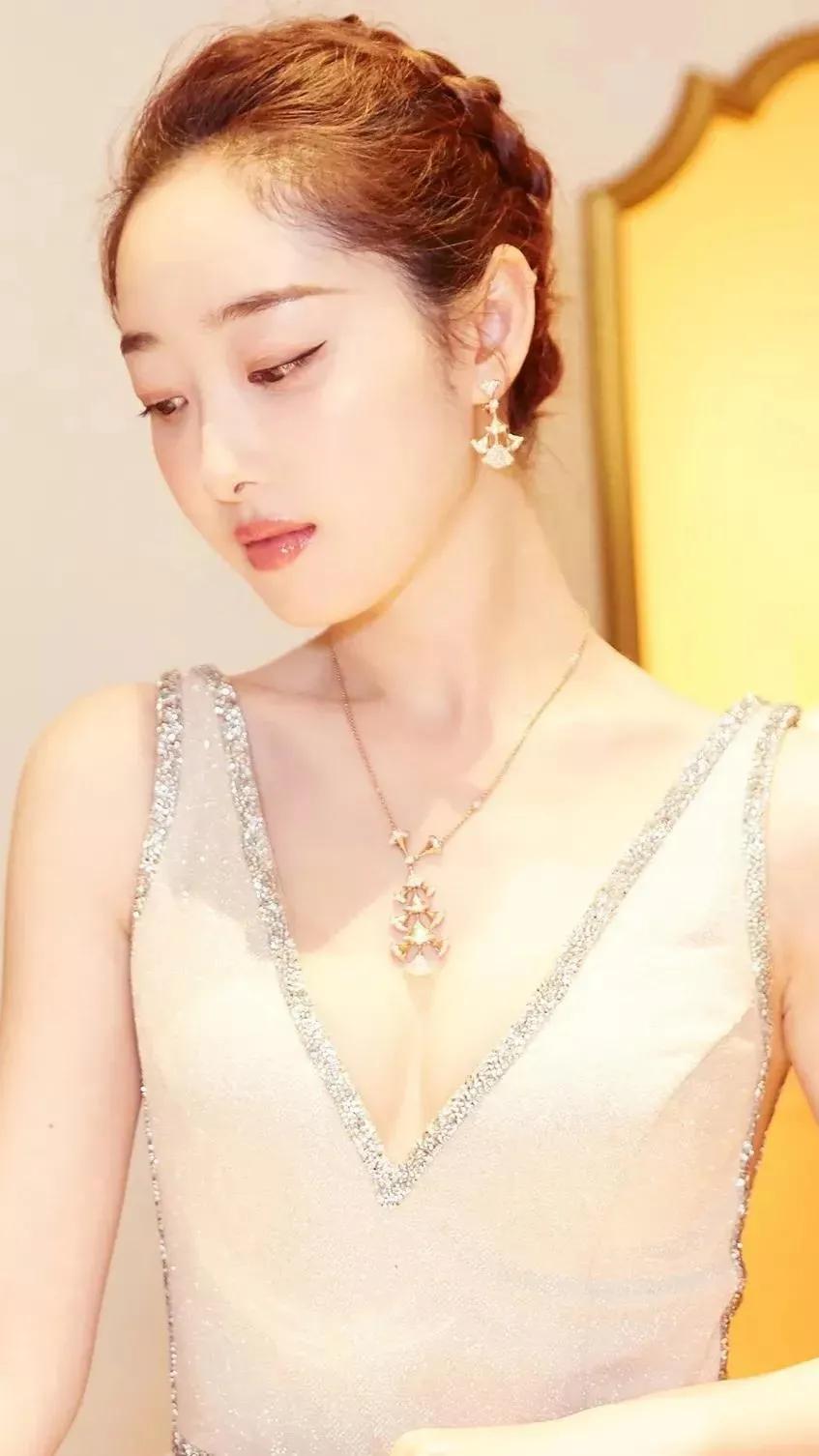 蒋梦婕：气质独特，温婉大方，甜美可人