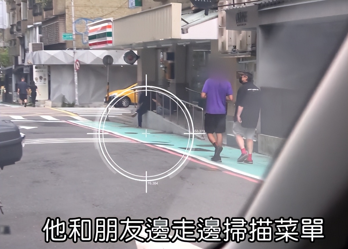 蔡康永穿一脚蹬配土味红袜，与友人外出觅食，边走边看菜单太较真