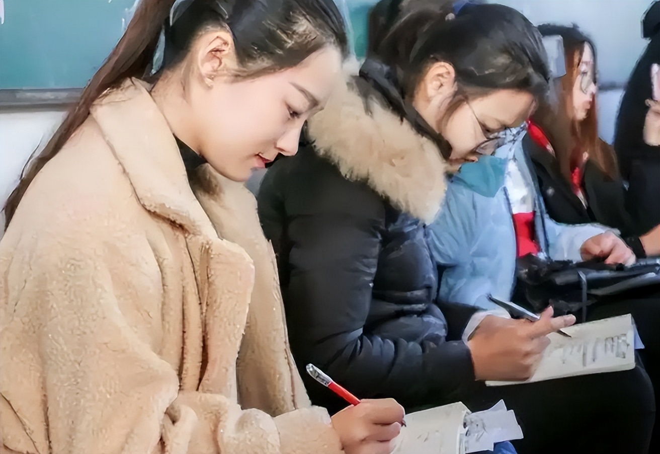 未来十年女生好就业的专业，前景好收入也不差，家有女儿可以看看