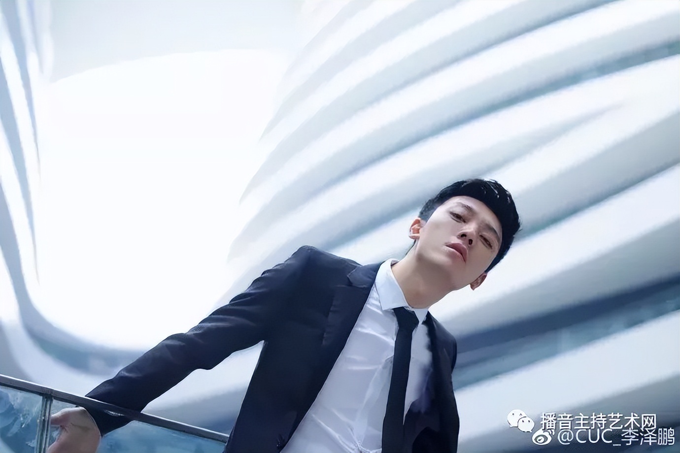 央视90后男主播李泽鹏爆红：明明可以靠脸吃饭，却要靠才华