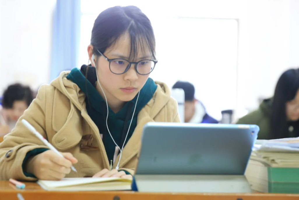 大学生入党的“硬性要求”，再快也要花3年时间，尽量在大一申请