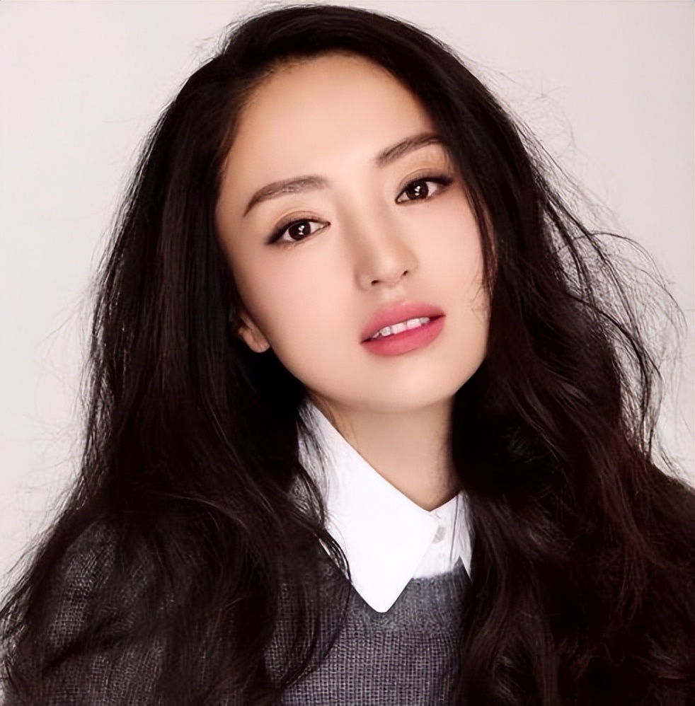 拍完戏,热心的苗圃还张罗着给罗晋介绍女朋友:"你每天挣这么多钱给谁