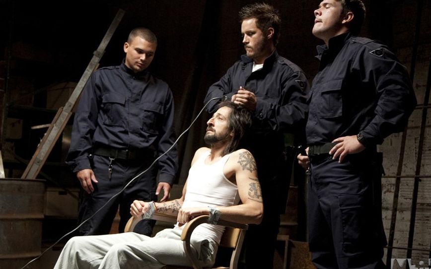 《死亡实验》狱警给扮演罪犯的人剃头这项实验于1971年进行,从90位