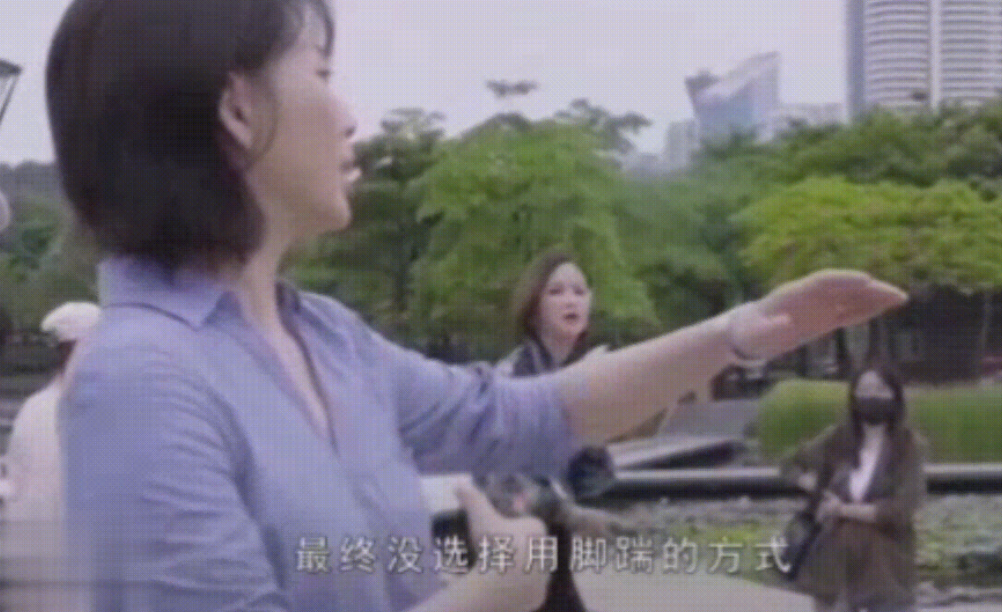 包贝尔拍戏指导殷桃上脚踹女群演 殷桃于心不忍改变方式更人性化