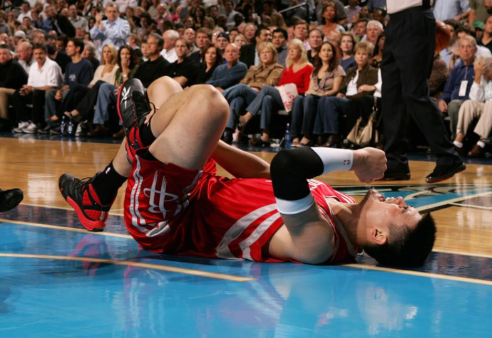 nba的遺憾都有哪些</h2>

<p>　　一：姚麥組合的傷病困擾</p>

<p>　　和大多數(shù)人一樣，很多中國球迷朋友都是因為小巨人姚明而接觸到NBA的，我本人也是，因為姚明愛上了火箭隊，繼而慢慢認識到NBA，在當時，姚明和麥迪的組合更是深受國內(nèi)球迷們的喜愛，不管是個人能力還是場外影響力都是一絕，毫不夸張的說，健康的姚麥在NBA歷史上都是排名前列，可是造化弄人，這倆人搭檔一塊，總是被傷病困擾，最好的成績也只是季后賽第二輪，尤其是大姚，因為傷病，無奈30歲就選擇退役，實在讓我們遺憾。</p>

<p>　　<img alt=