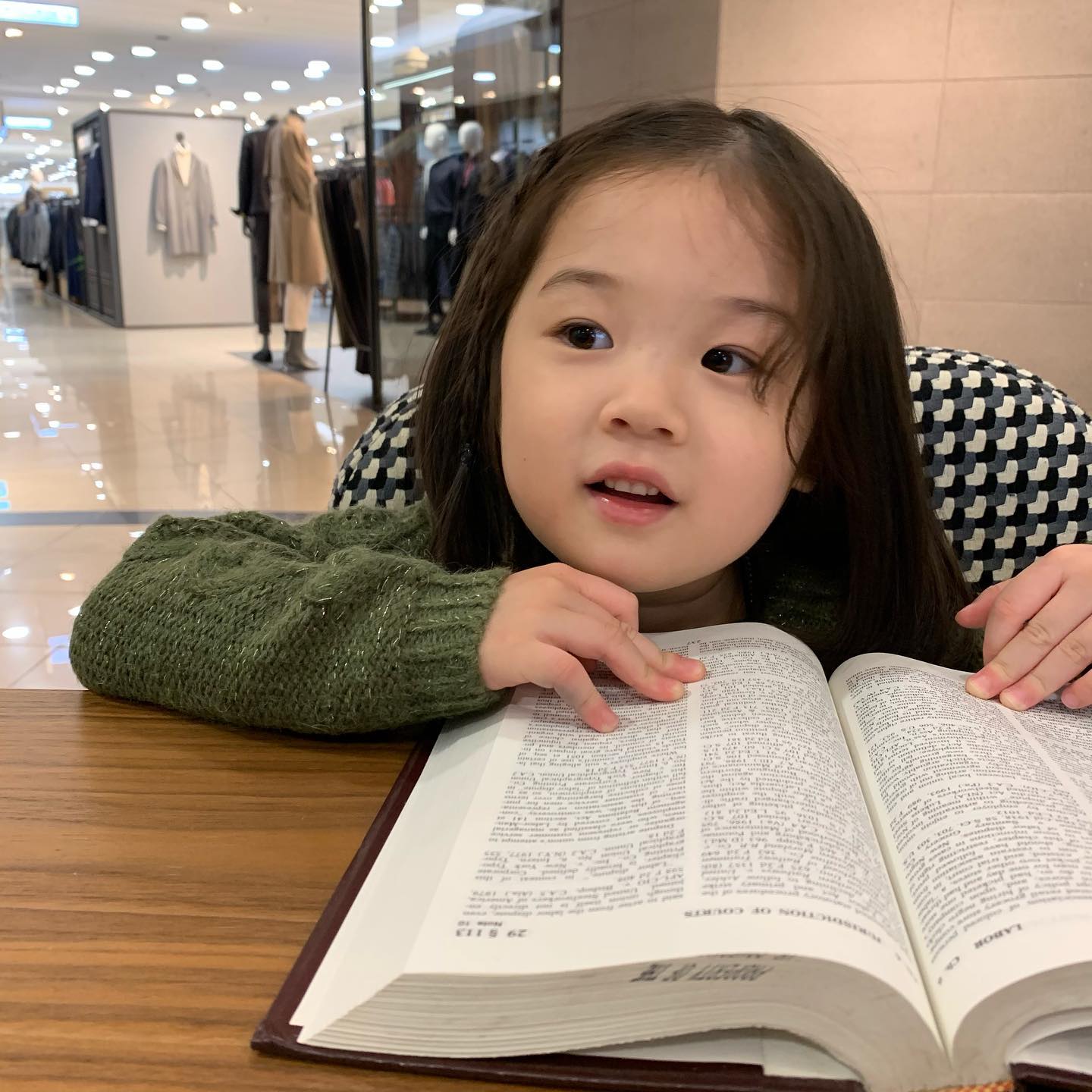 火遍全网的表情包小女孩!凭可爱萌翻所有人:骗我生女儿