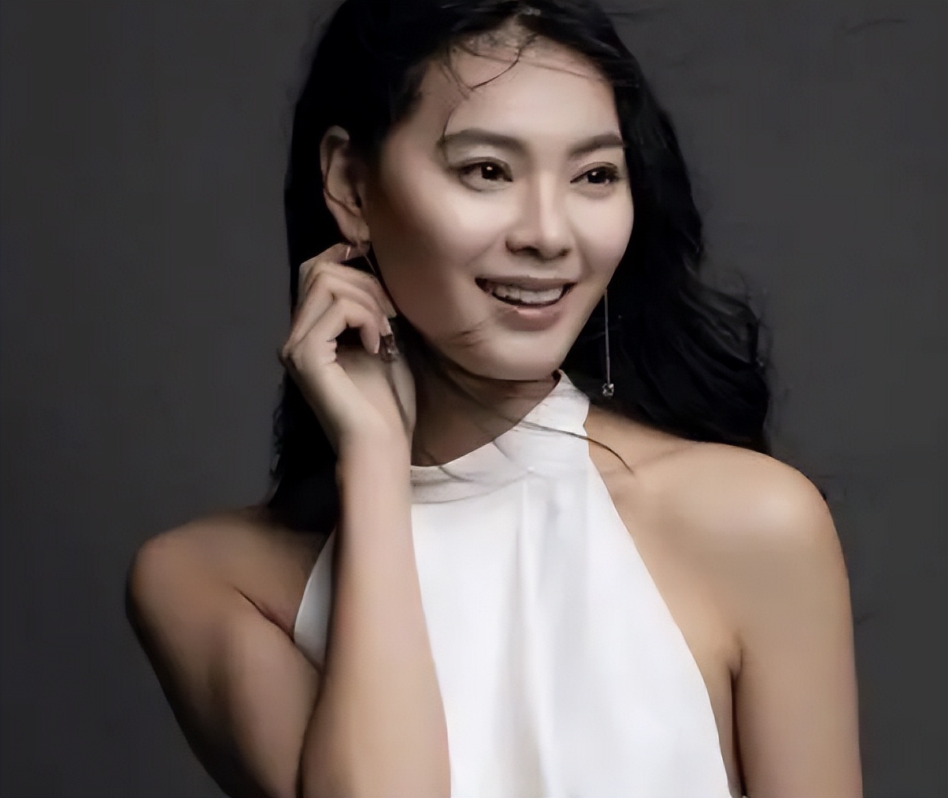 “世界小姐冠军”于文霞出身农村，2012年夺冠，后来投身公益事业