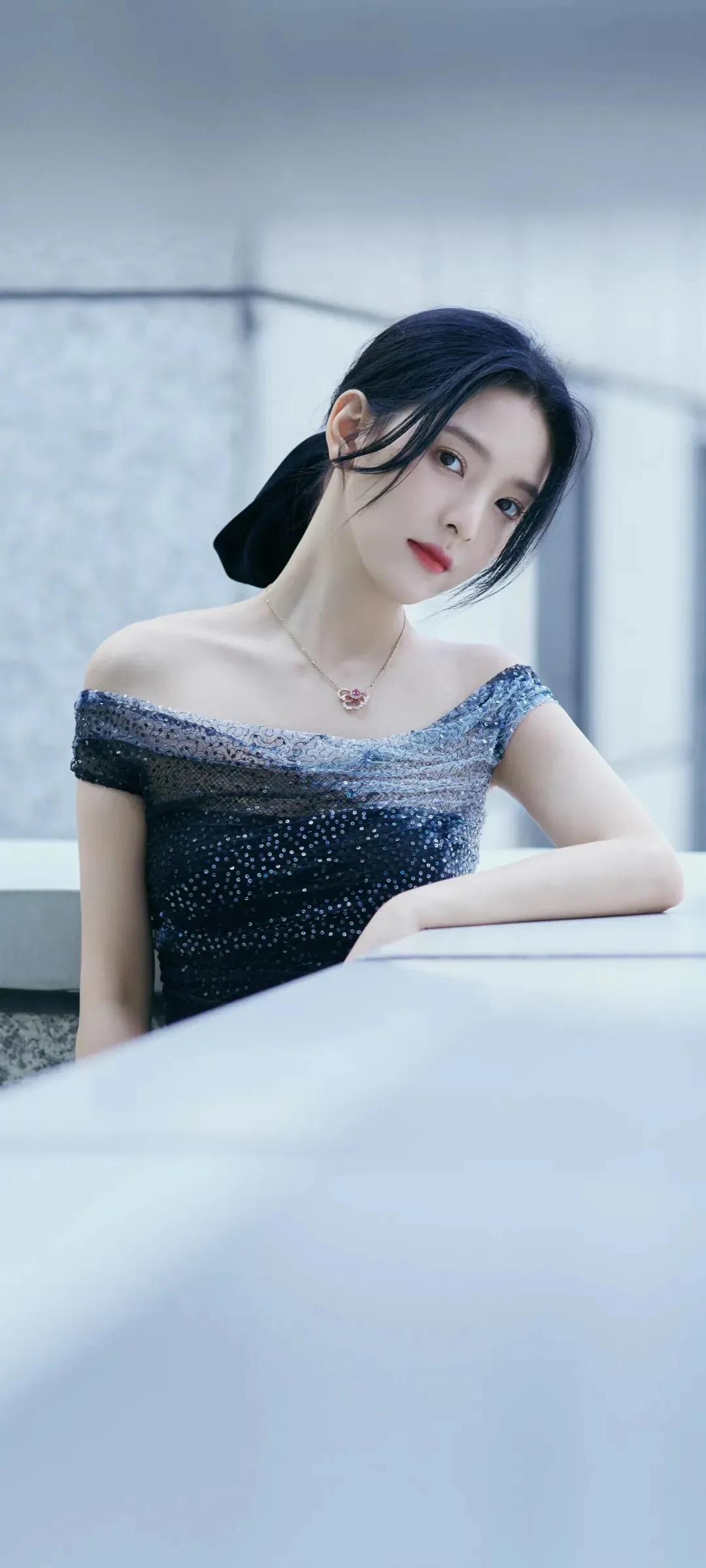 章若楠黑丝带裙写真