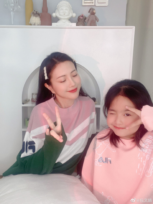 包文婧与女儿搞怪合拍，饺子花式凹造型星范足，妈妈成背景板