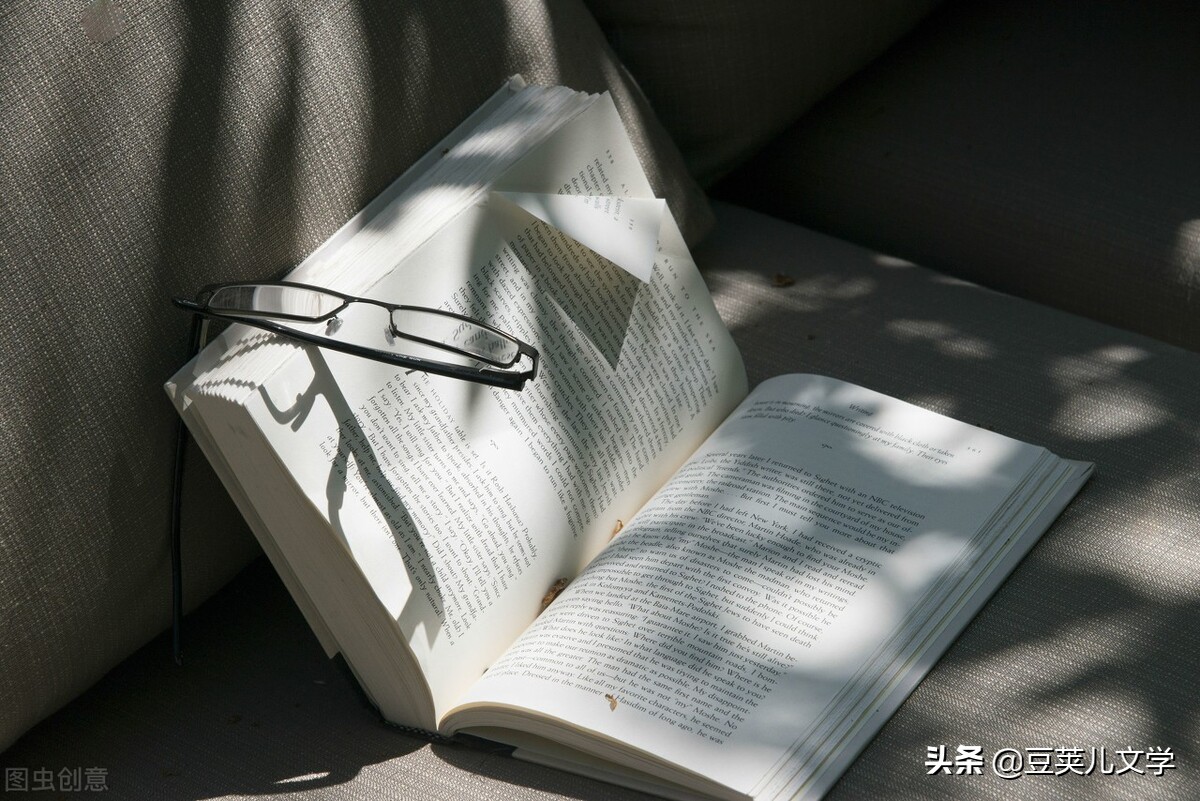 移步室外，一轮皓月正值中天