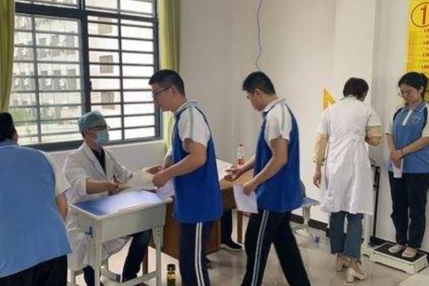 高考体检要“全脱光”？学生瑟瑟发抖很难为情，医生却这样说