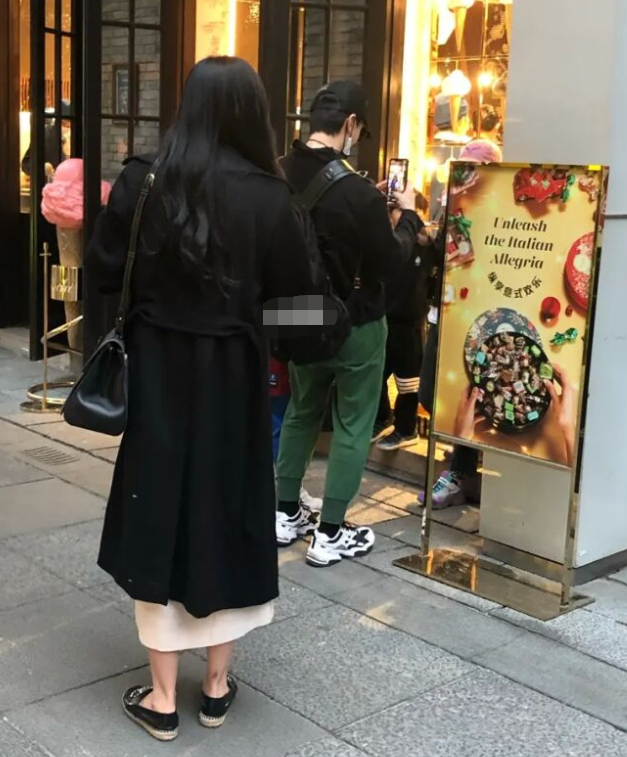 吴尊一家出游，老婆罕现身气质出众，NeiNei和Max身材高挑似模特