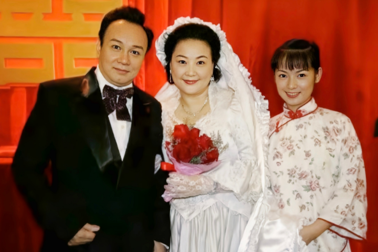 62岁的广州演员黄伟香,戏里嫁给太子炳,现实中的丈夫却另有其人