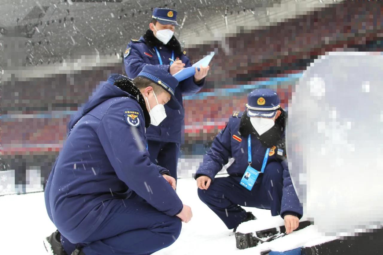 大雪纷飞飘诗情 心如磐石守信念