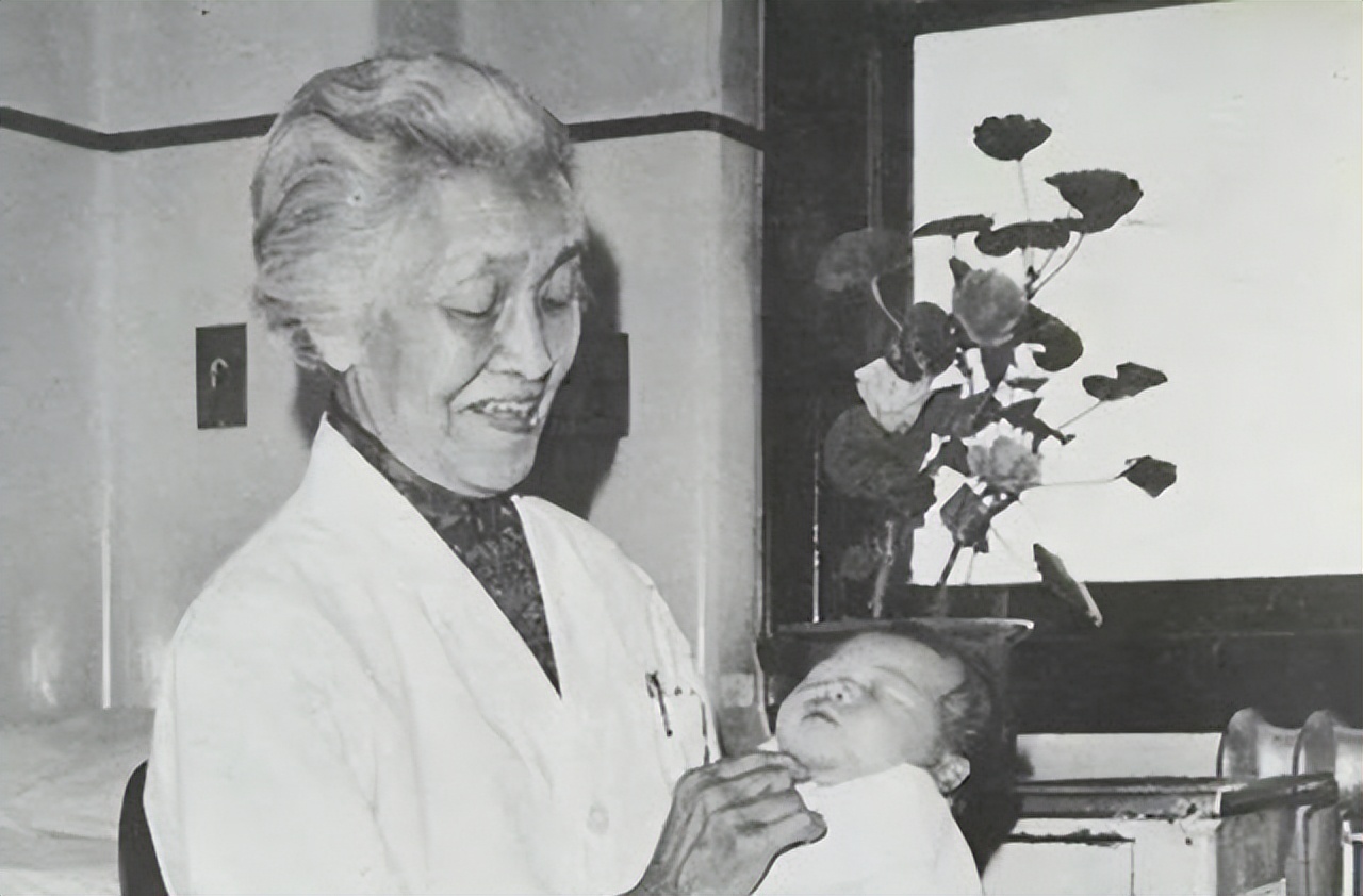 她被誉为万婴之母，接生袁隆平等五万名婴儿，自己却没结婚没孩子