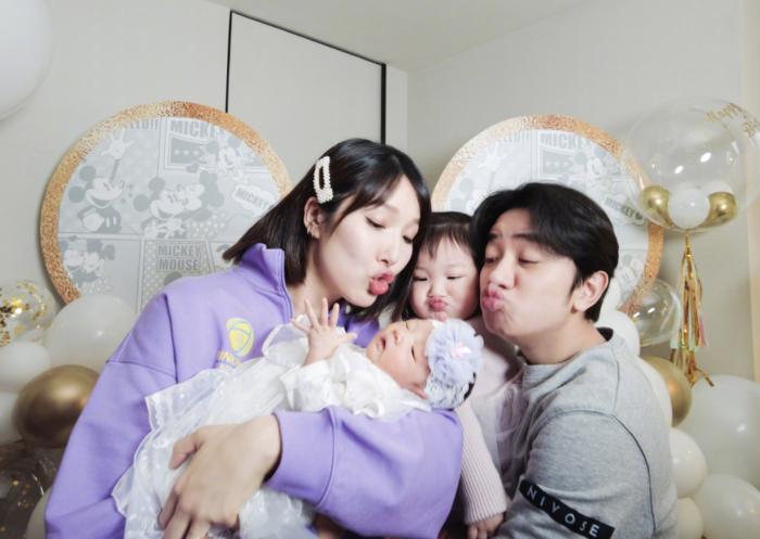 李亚男晒母女三人温馨同框，王祖蓝视角下神态温柔，二胎颜值飙升