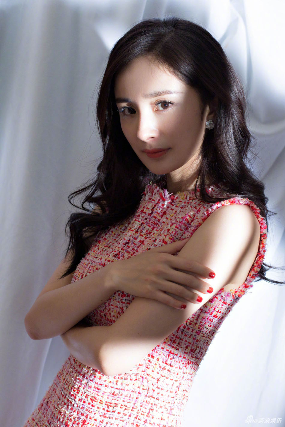 杨幂一身粉色短裙知性优雅 大波浪卷发披肩妩媚动人