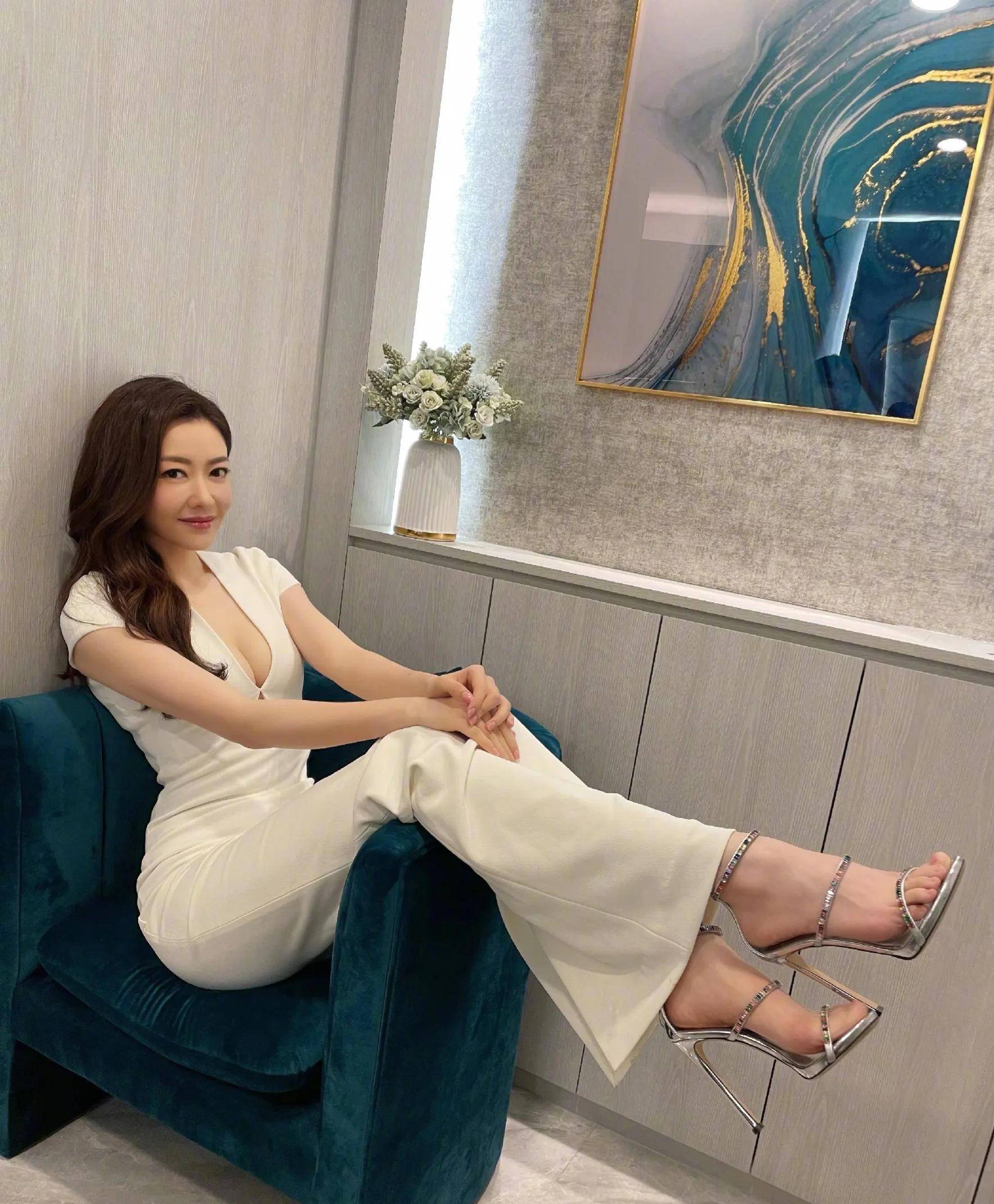 "极品超模"熊黛林上位史:36岁嫁入豪门生双胞胎,41岁如同少女