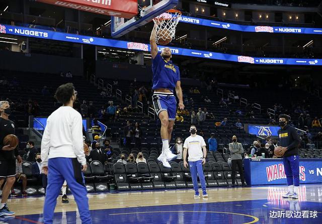 nba库里扣篮(库里—金州拉文的扣篮执念，细数那些年库里的搞笑扣篮)