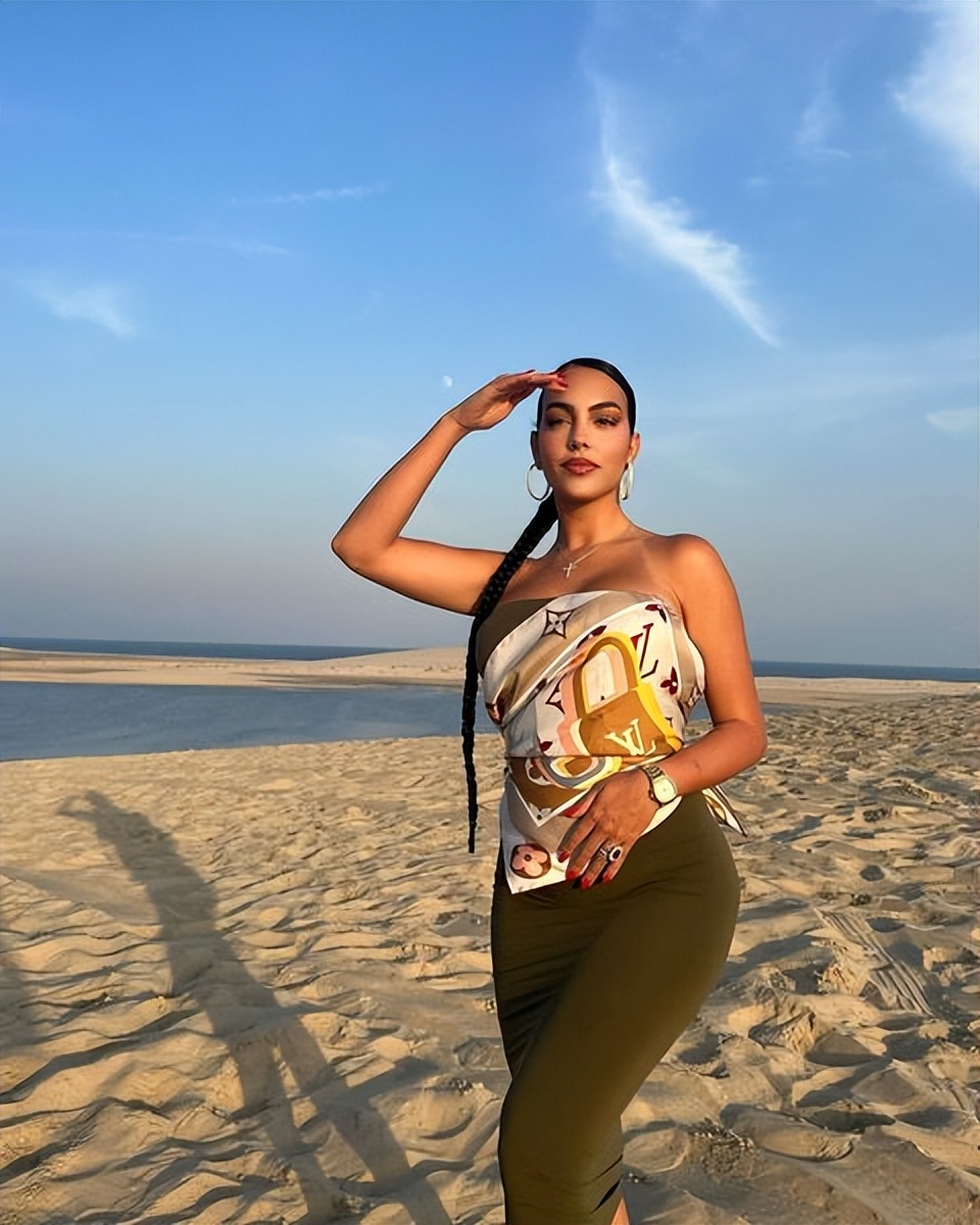 超模伊莲娜海边大秀比基尼!太唯美,比c罗未婚妻狂凹曲线美多了