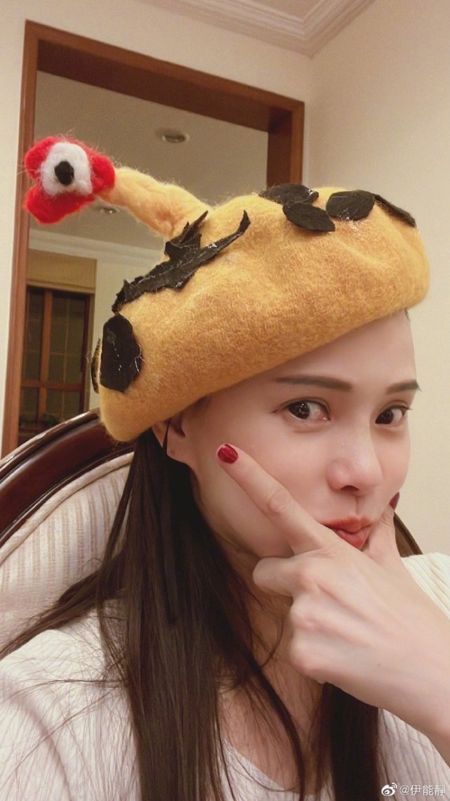 伊能静开心晒女儿送的新年礼物，小米粒紧搂妈妈贴脸合照，超有爱