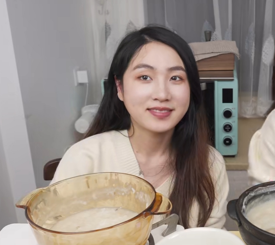 卧蚕阿姨(女网红直播忘开美颜判若两人,后续澄清是变老特效,网友直言