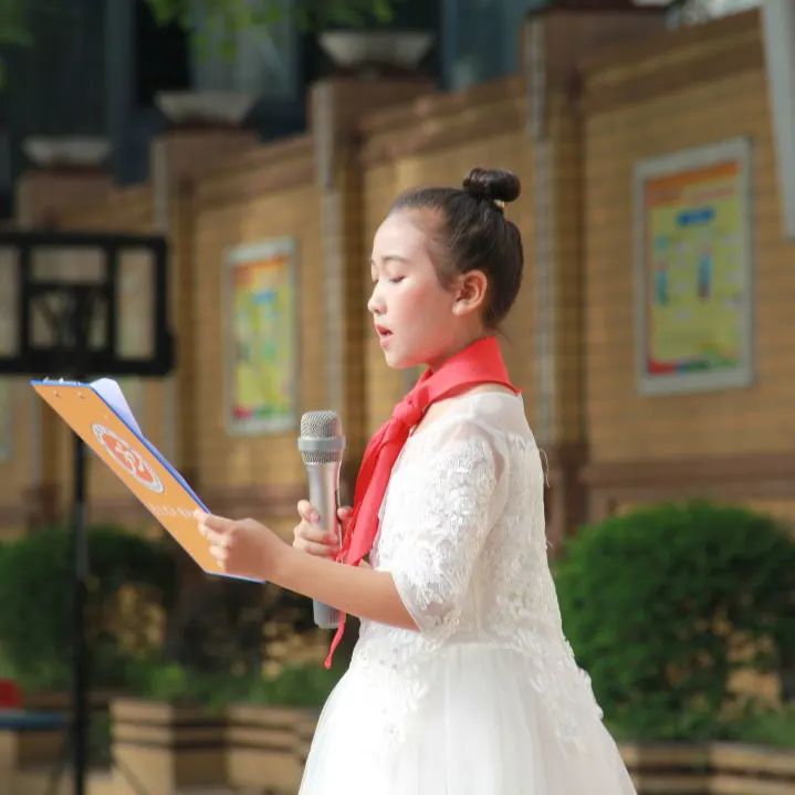 双流区九江小学举行“争做绿色低碳AI小达人”环保主题升旗仪式