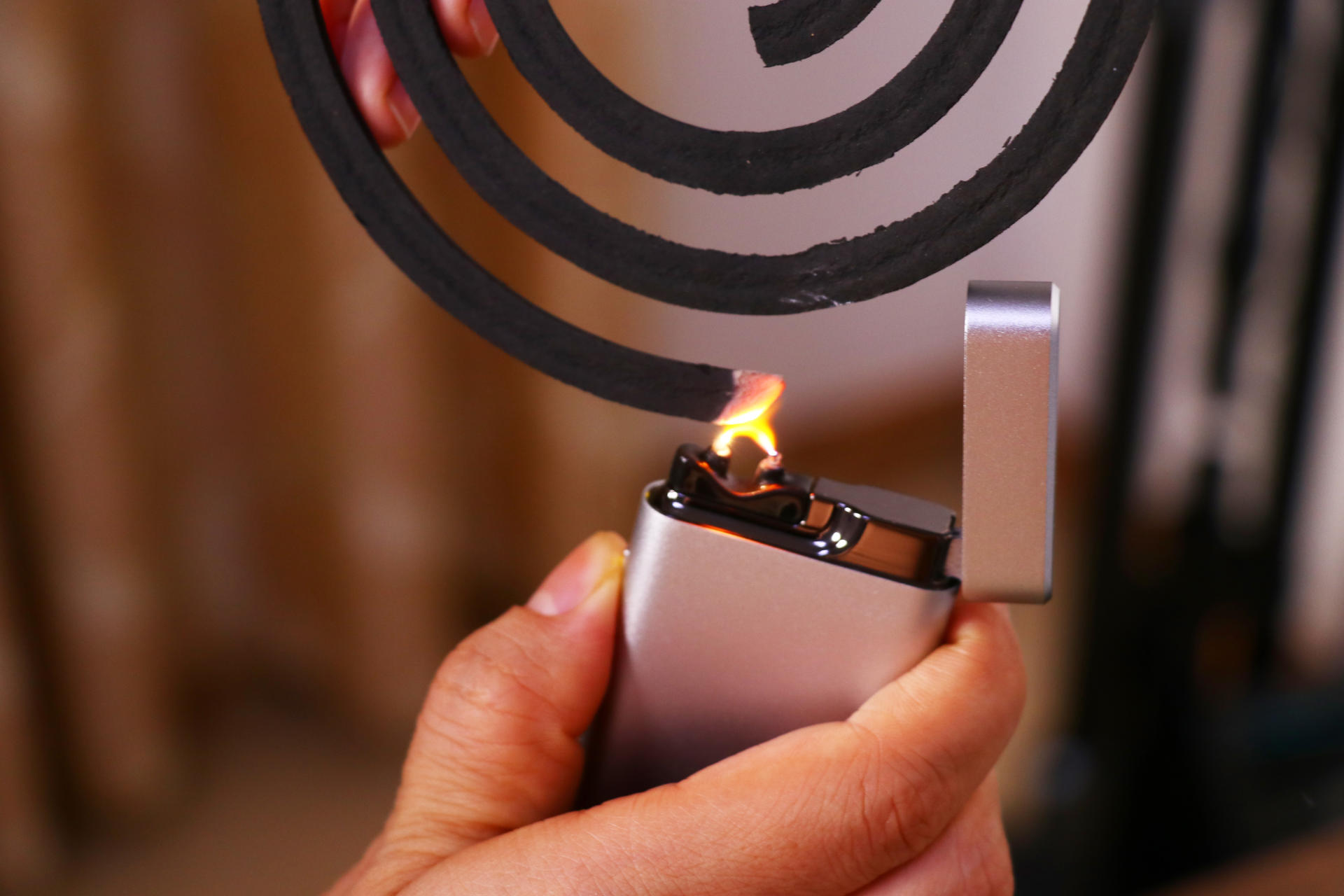 “新能源”打火机体验：高颜值无耗材，充电就能正常工作？