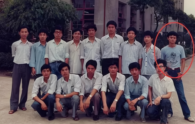 杭师大“马云”雕像被推倒？校方作出回应，和学生不无关系