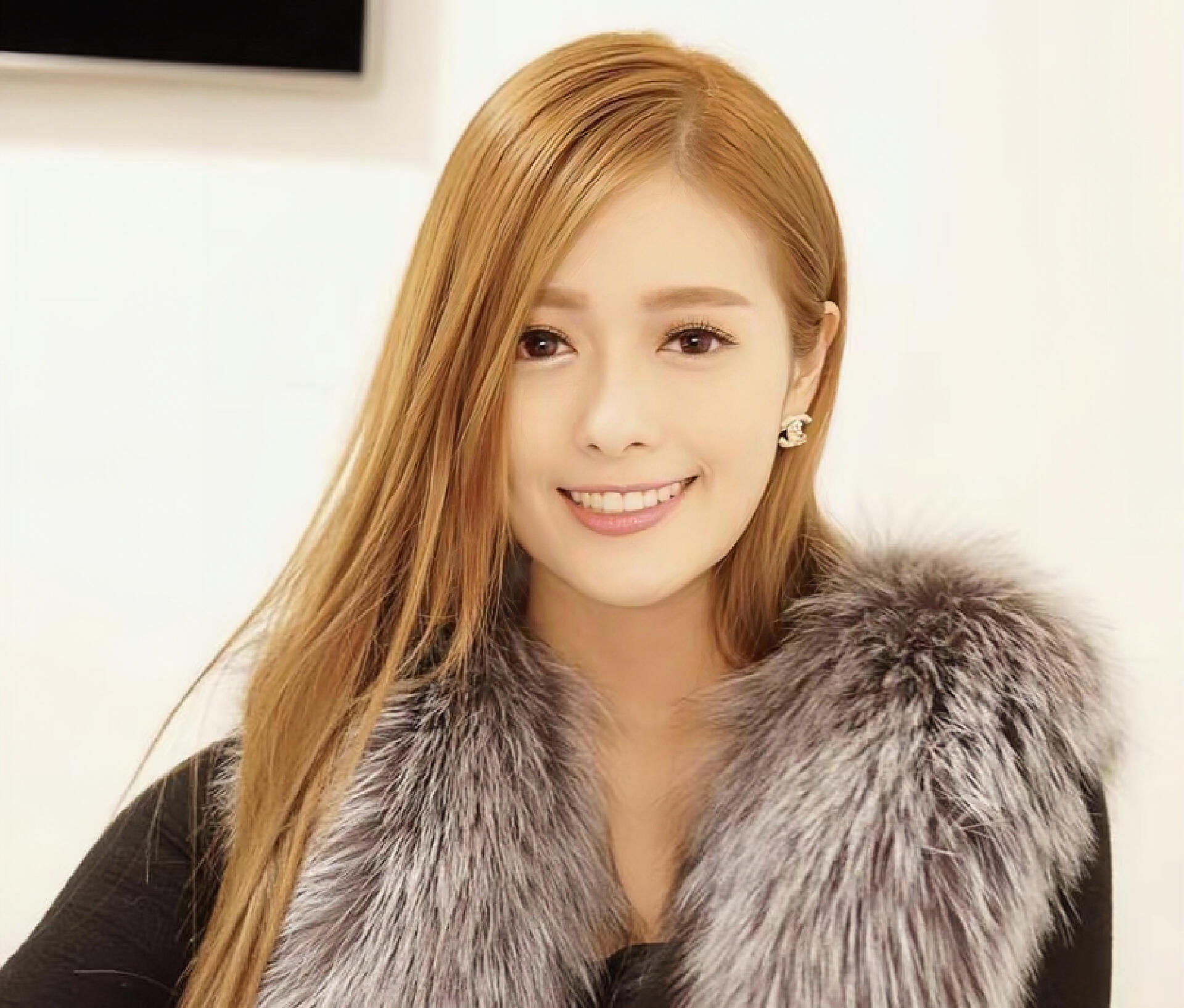 香港知名女星,2011年港姐季军,最上镜**获得者许芷荧(原名:许亦妮)