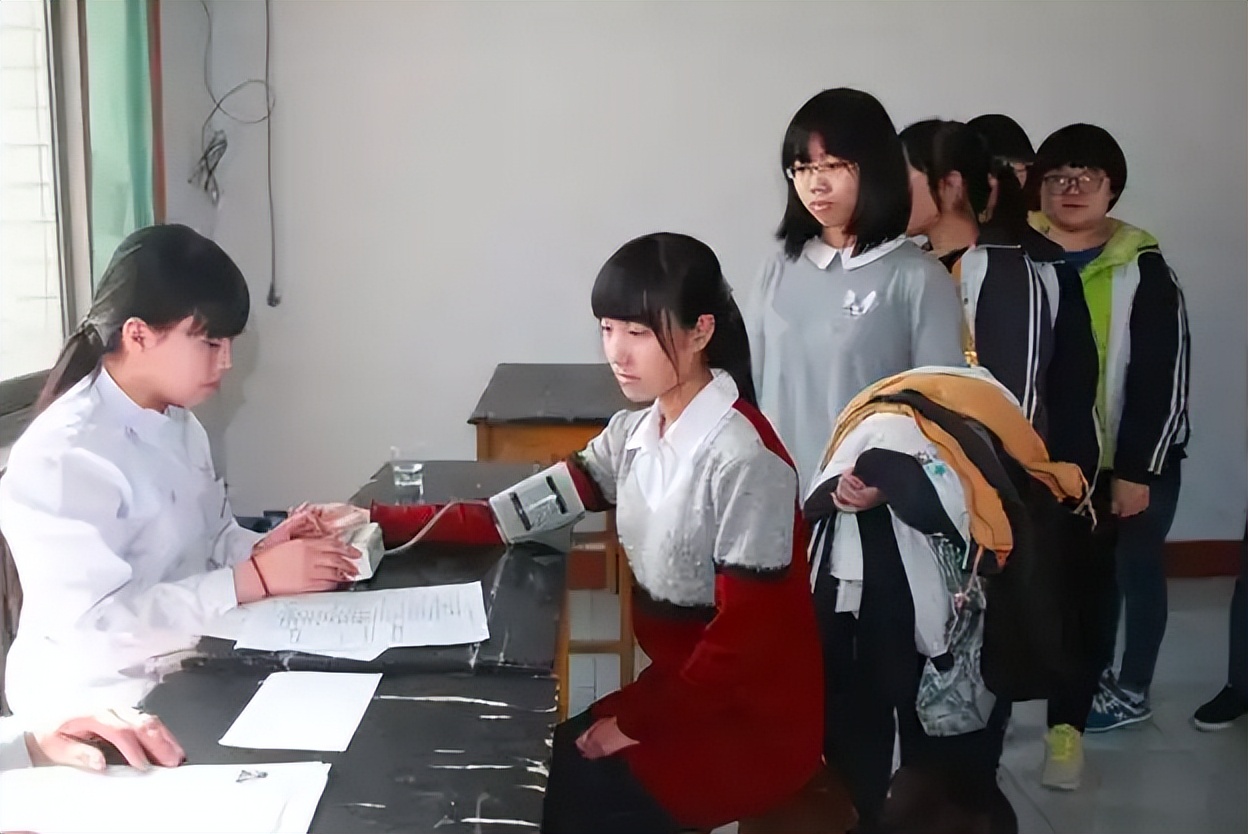 高考体检要求“脱光光”？学生表示难以接受，医生：我们也不接受