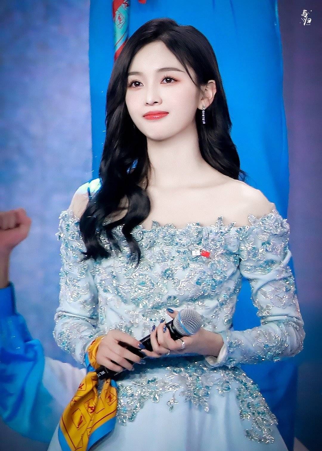 吴宣仪cosplay的艾莎公主,意外地吸睛,肤白貌美大长腿