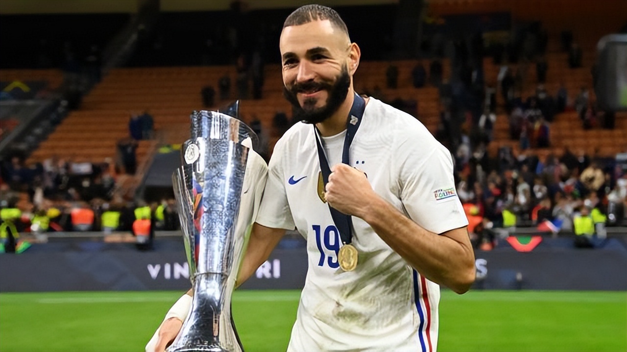本泽马成为法国获得欧足联最佳的第二人，第一人当年未获金球奖