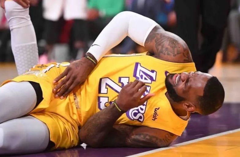 詹姆斯为什么离开nba（陨落王座，谈谈低迷的勒布朗-詹姆斯）-华海博客