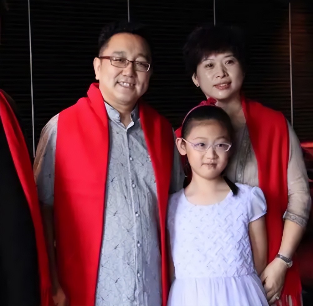句号再婚小11岁女演员,47岁添女儿,岳父母却感激涕零!