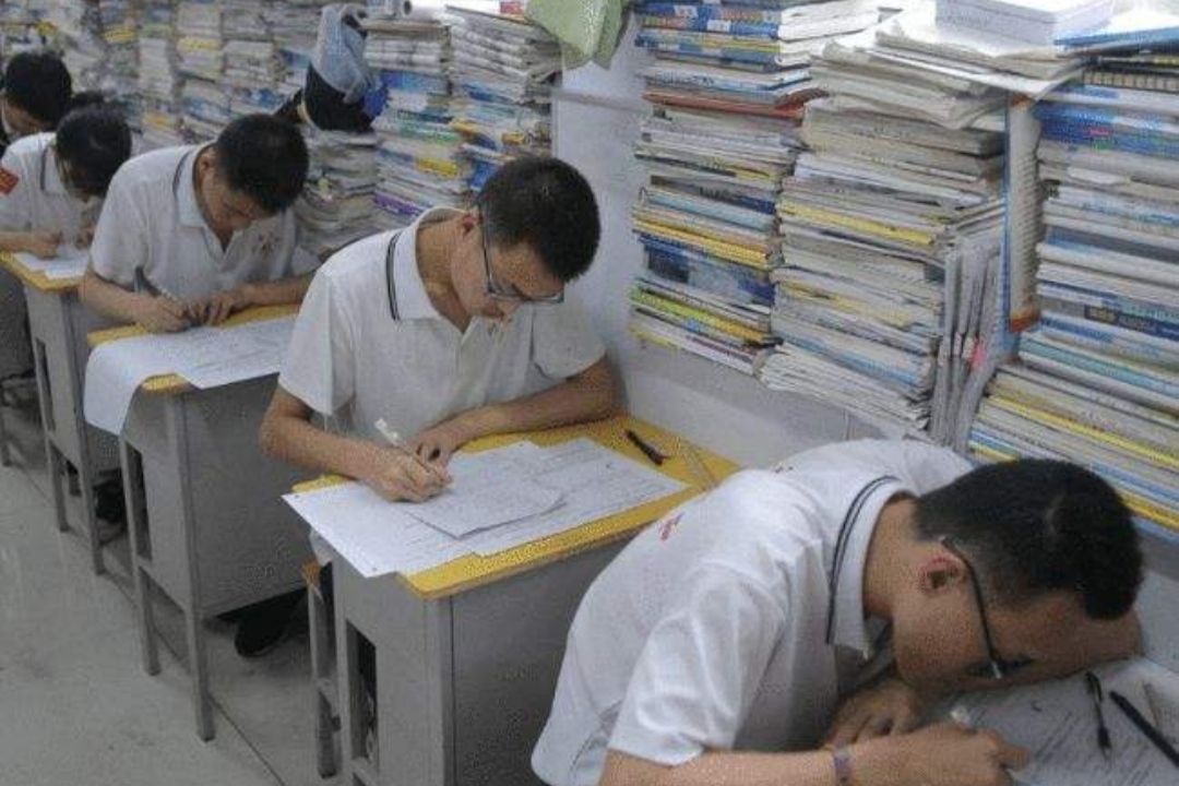高考当天为啥不让穿校服，是防作弊还是什么原因？老师说出实话