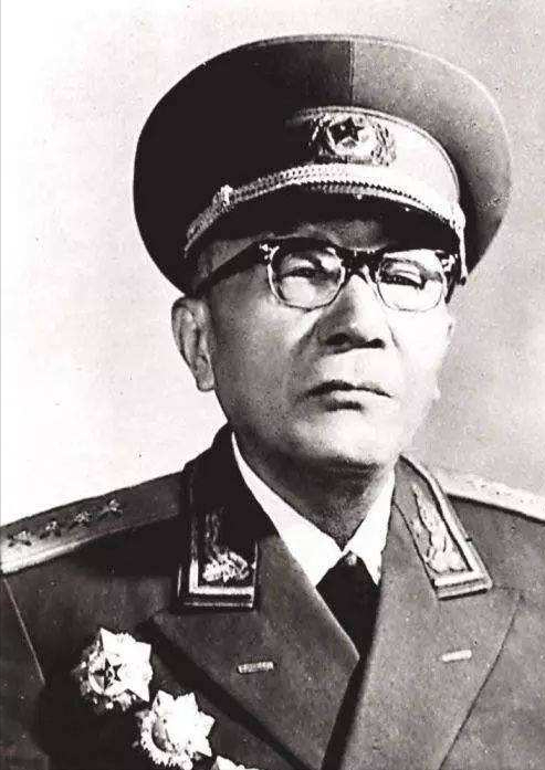 1952年，黄克诚大将的岳父被判处枪决，他为何选择“见死不救”？